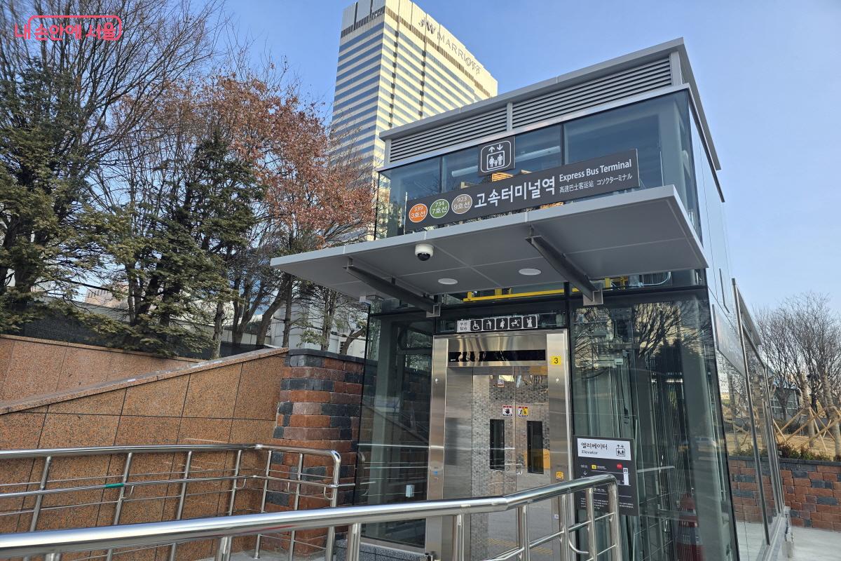 2025년 12월, 지하철 7호선 고속터미널역에 설치된 엘리베이터 &copy;조송연