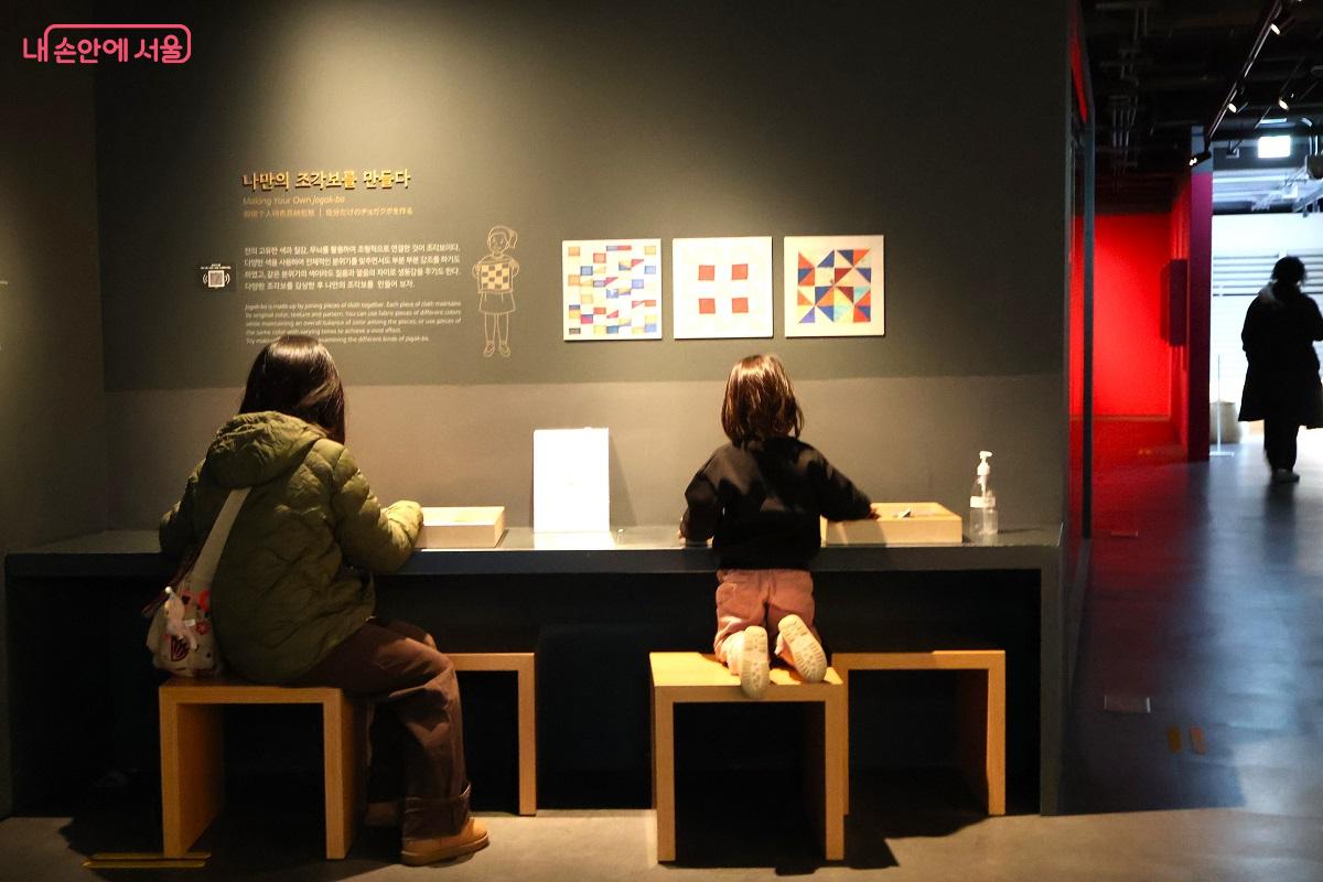 '나만의 조각보를 만들다' 공간에서 아이와 함께 조각을 직접 맞추며 체험하고 있다. &copy;이봉덕