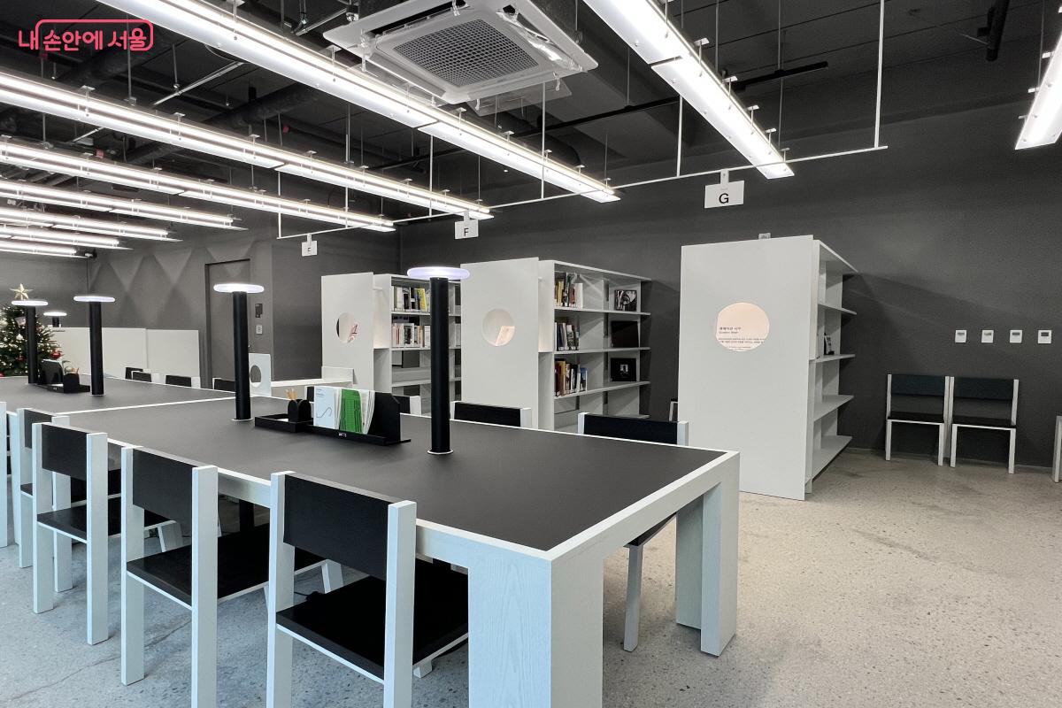 장서 정리가 잘되어 있고 열람 좌석도 다양한 4층 포토라이브러리 &copy;박지영