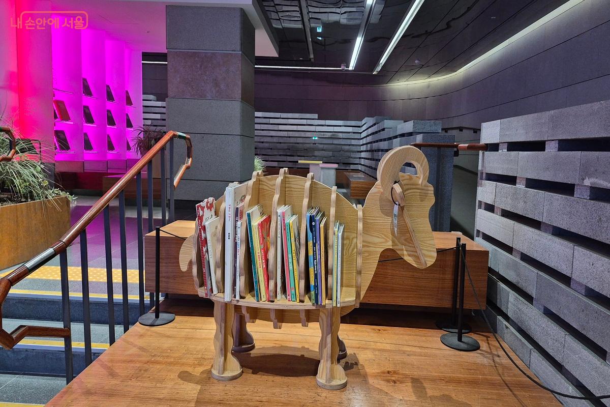 특별한 모양의 책꽂이 때문에 아이들이 좋아하던 공간 ©권수진