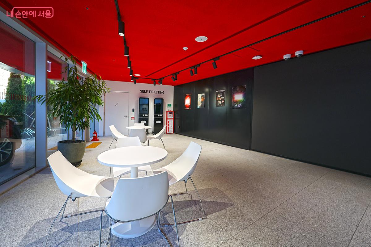 레드카펫을 연상하게 하는 1층 셀프 티켓팅 코너와 쉼터 &copy;김주연