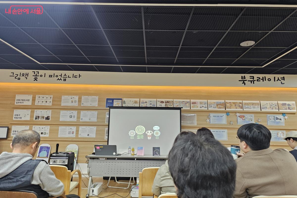  '삶을 다독이는 시 읽기, 살면서 살며詩시'라는 주제의 강연이 많은 시민들이 참여했다. &copy;염지연