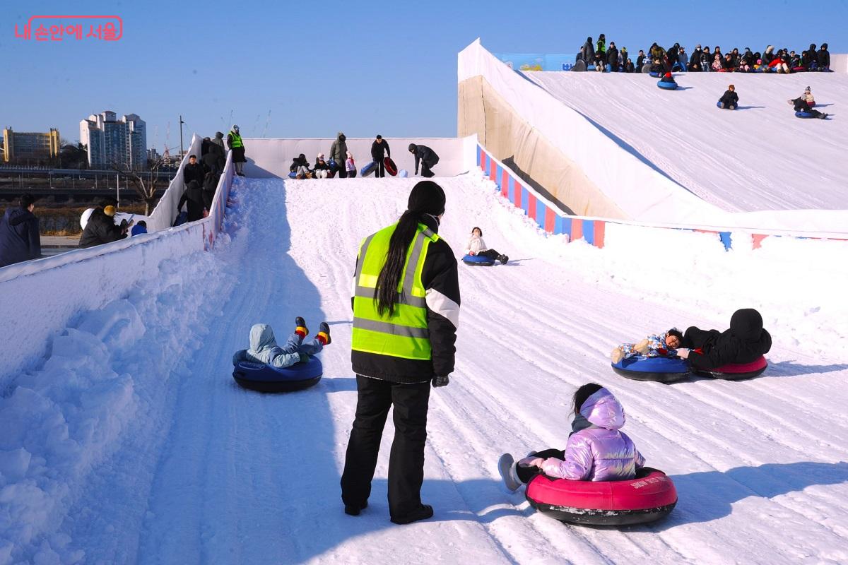 잠원한강공원 눈썰매장의 소형 슬로프 &copy;조수봉