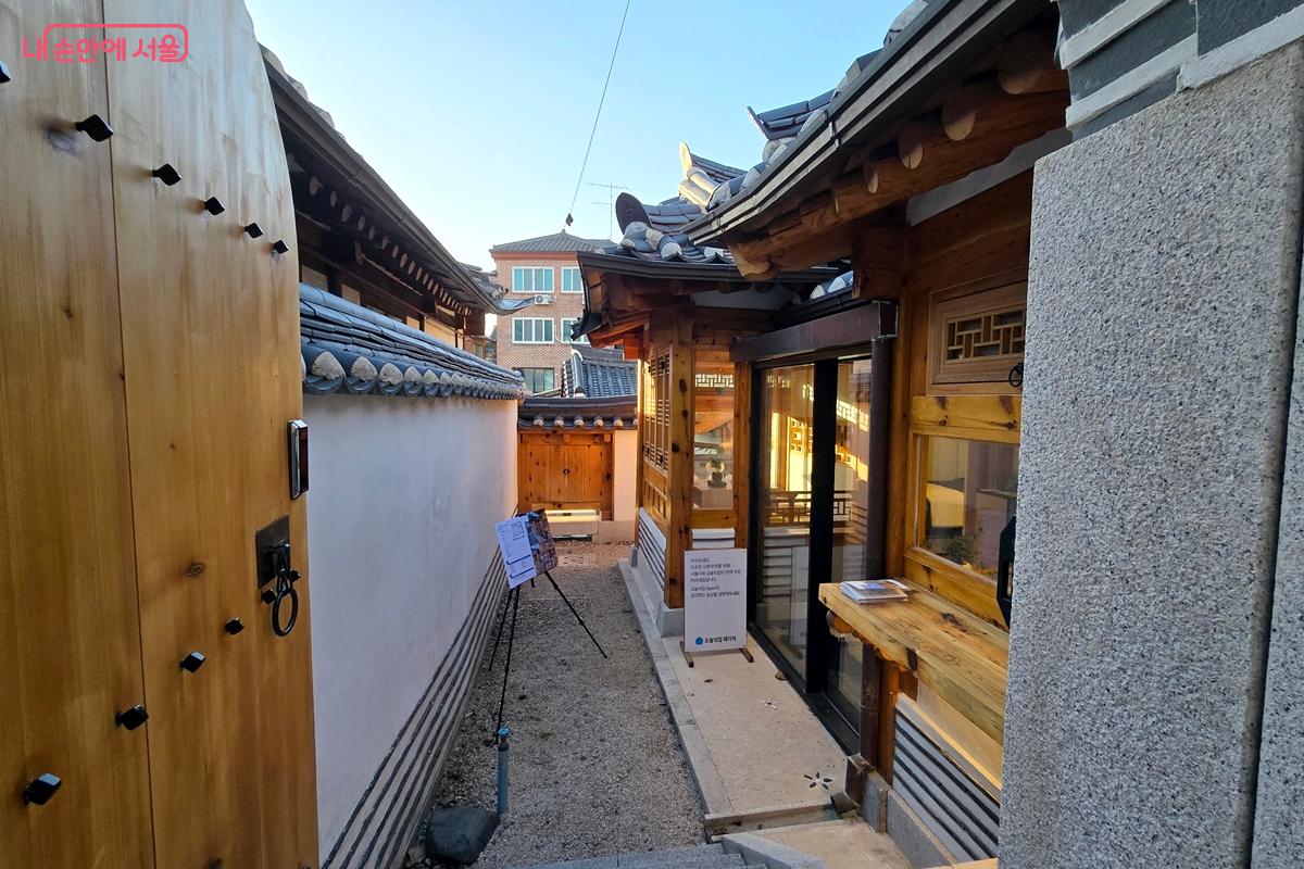 문을 열고 들어가자 한옥과 마당이 보였다. ©김윤경