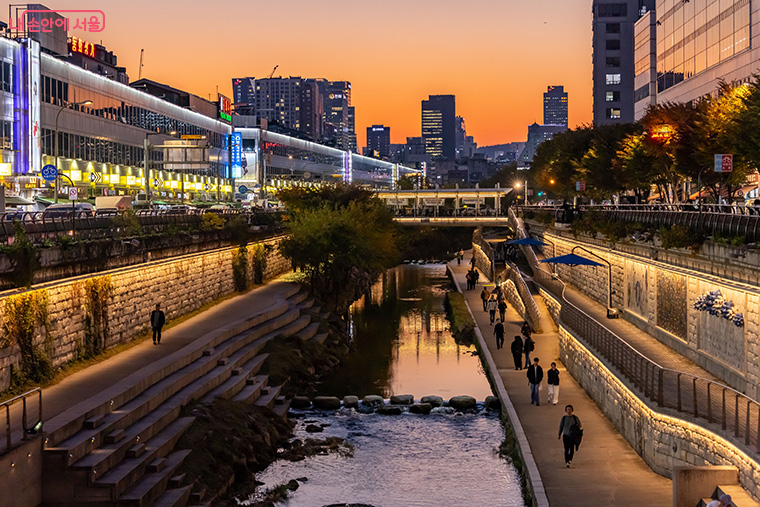 서울시는 서울색 홍보대사 '키키'와 함께 콘텐츠를 제작해 서울색 확산 활동을 펼친다. 사진은 청계천.