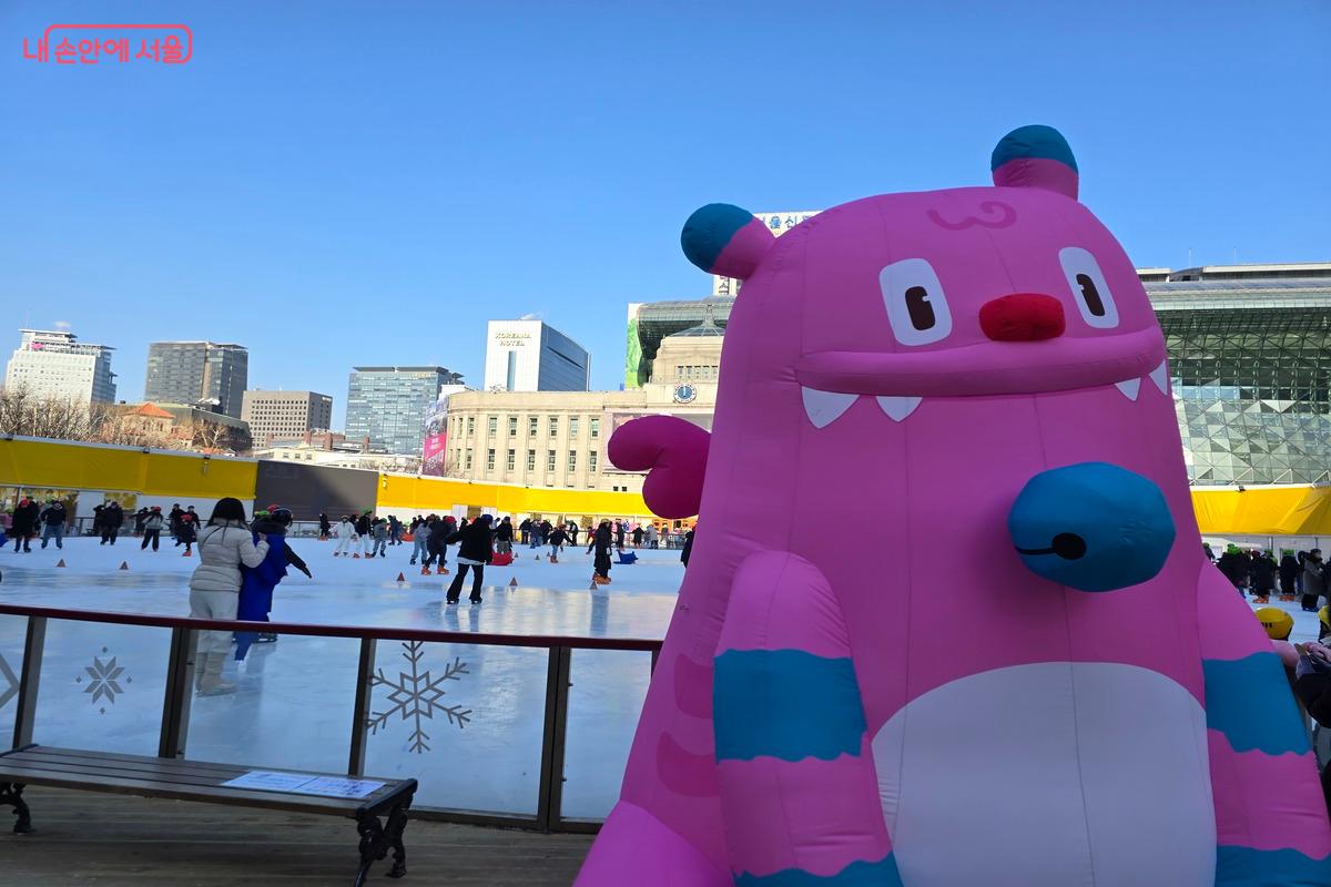 겨울 스포츠를 즐기며 추운 날씨를 즐기는 사람들이 많다. ⓒ김은주