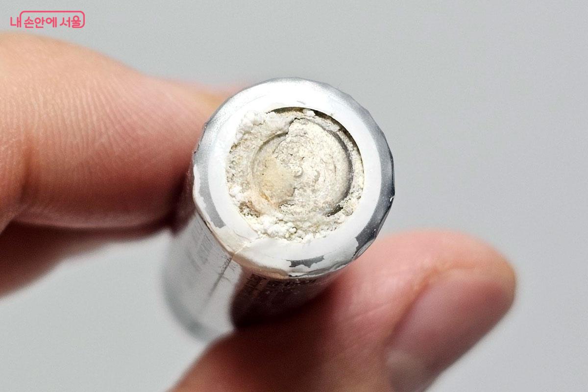 오래되어 변질된 건전지 &copy;홍혜수