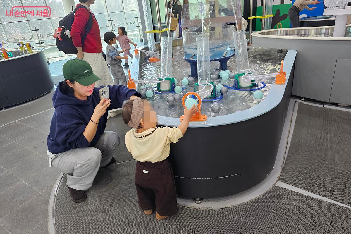 물장구를 치며 놀이에 빠져든 아이의 모습은 미래의 과학자들을 보는 것 같아 흐뭇했다. &copy;백승훈