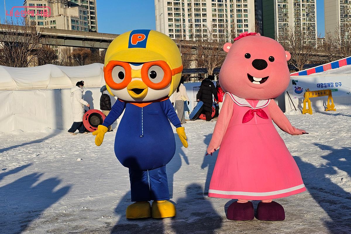 뽀로로와 루피 캐릭터가 지나갈 때마다 어린이 이용객들의 뜨거운 관심을 받았다. ©이혜숙