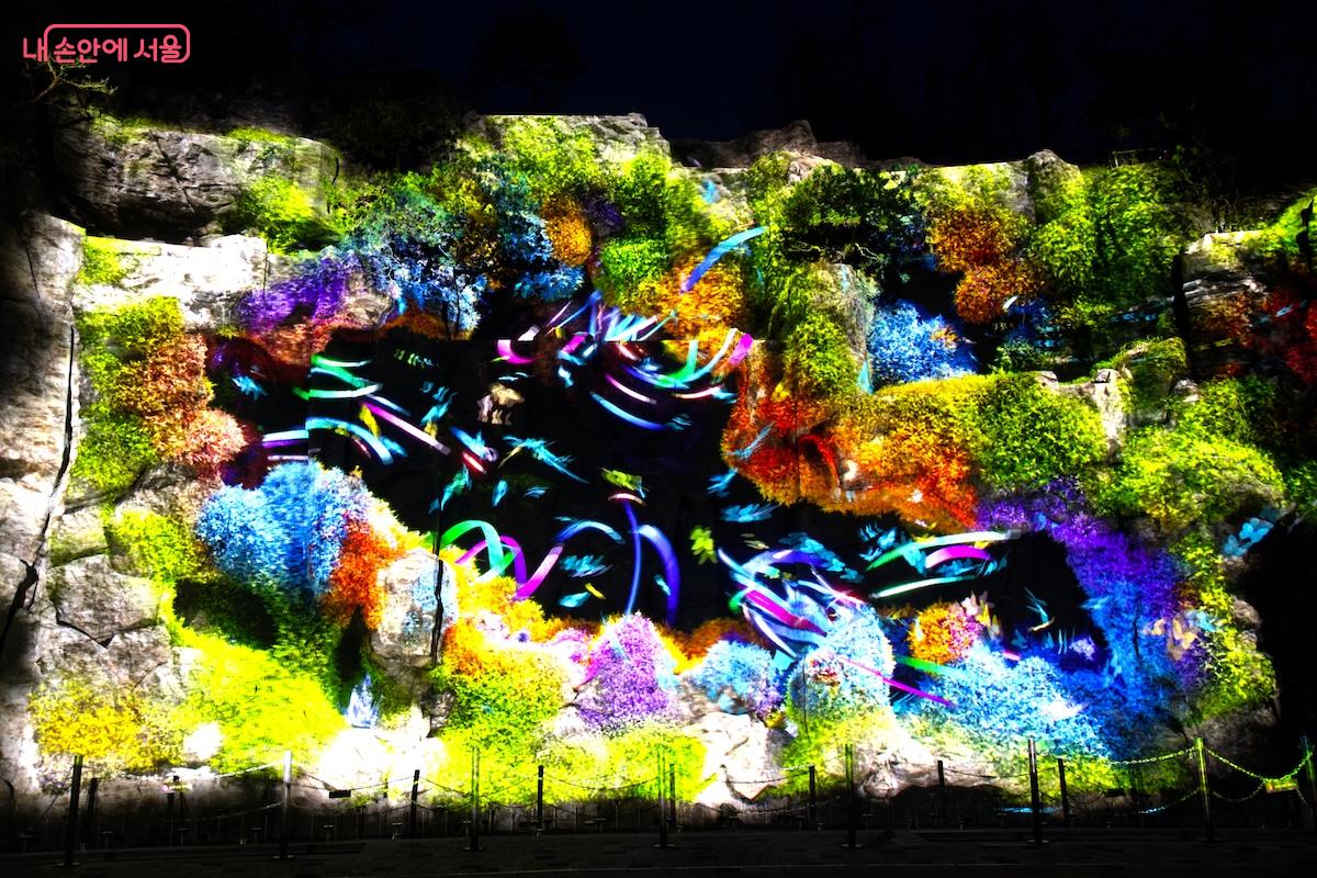 오후 6시부터 오후 8시 30분까지 총 6회 전시가 반복된다. &copy;임중빈