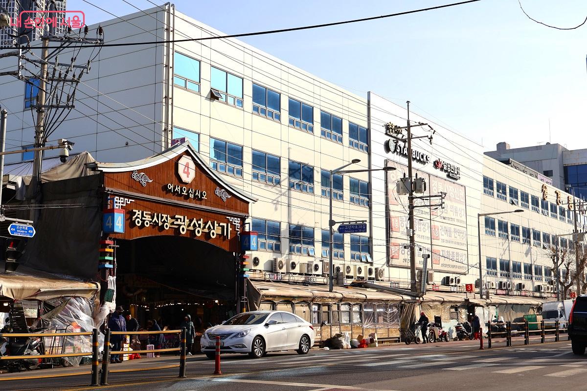 경동시장은 농수산물과 한약재를 두루 취급하는 서울 최대 규모의 재래시장이다. &copy;이봉덕