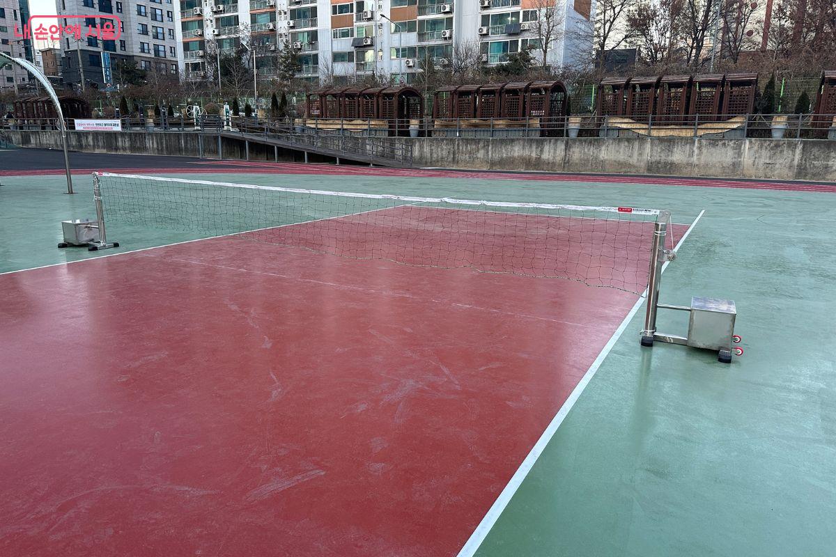 정식으로 족구를 할 수 있는 공간 &copy;김재형