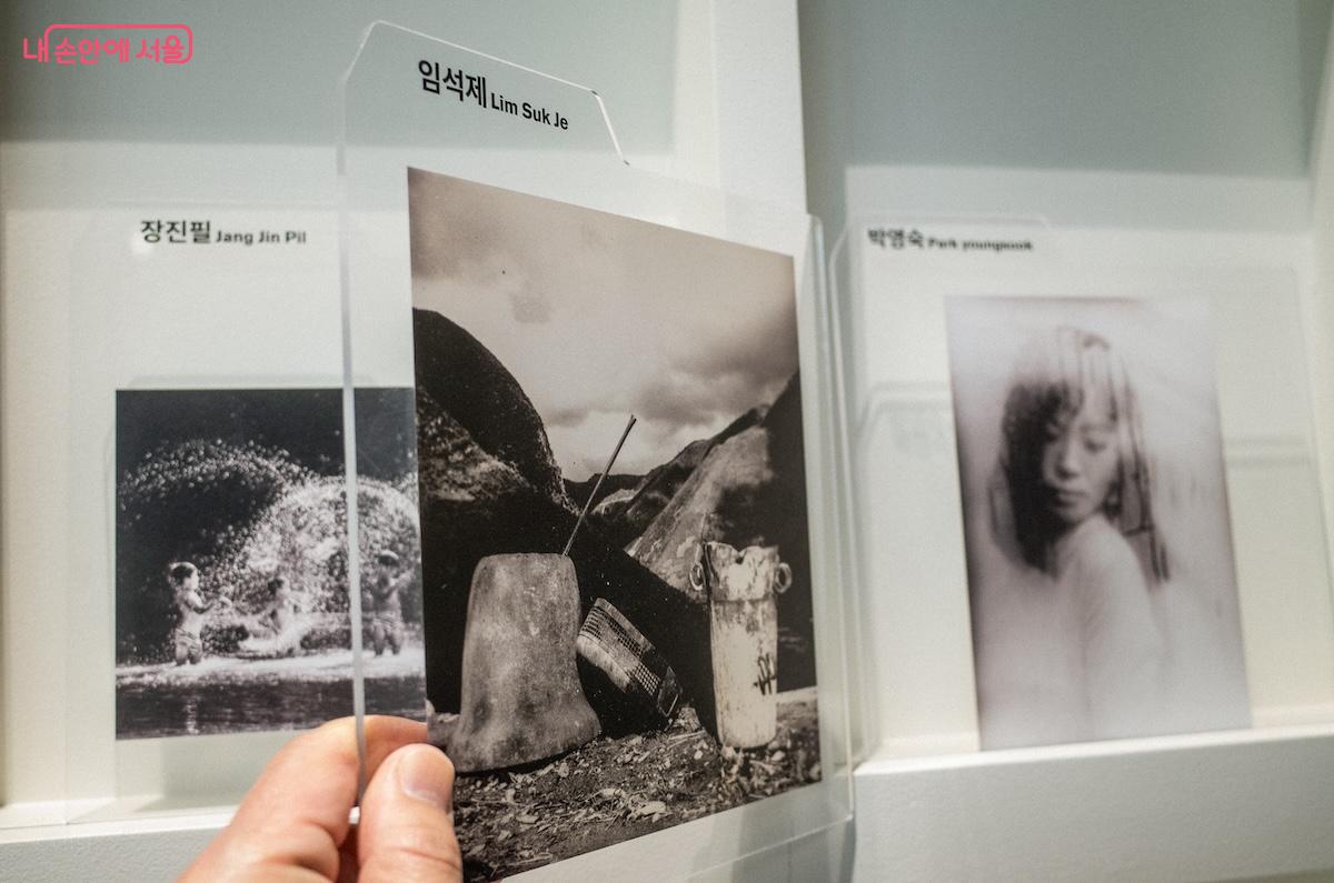 참여 작가의 사진 3점을 선택해서 지정된 위치에 올려두면 스캔 후 인공지능의 감상 결과를 인쇄하여 제공했다. &copy;이진형