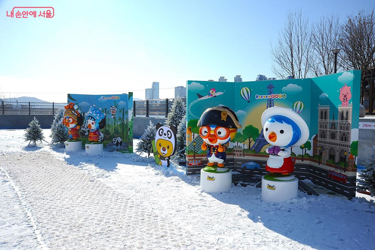 아이들이 뽀로로와 친구들을 만나 즐겁게 놀 수 있는 테마체험존 &copy;조수봉