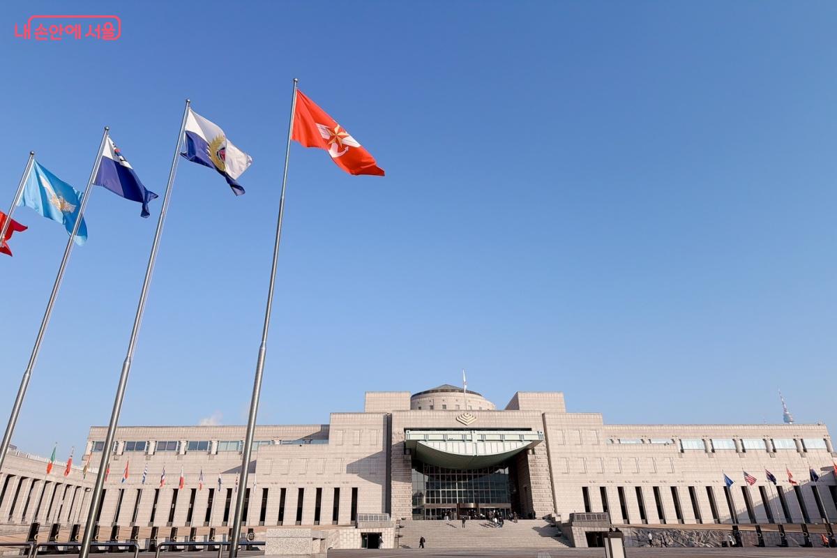 용산 전쟁기념관 정문에서 바라본 모습