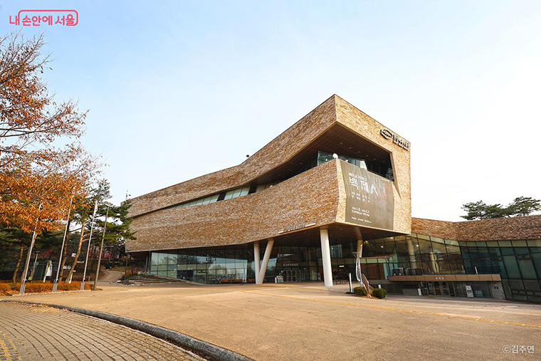 송파구 올림픽공원 내에 자리한 한성백제박물관 전경