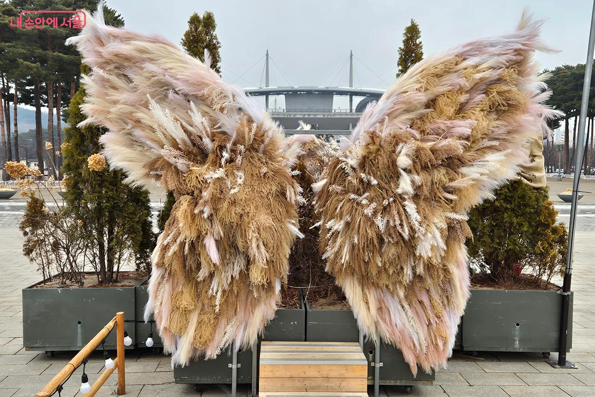 관람객들에게 큰 인기를 끈 나비 날개 모양의 포토존