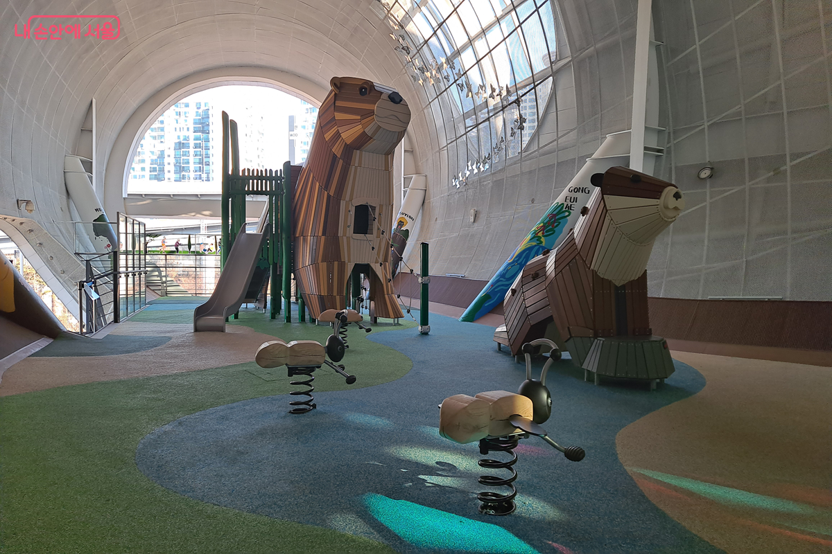 귀여운 수달 인형과 조형물로 꾸며져 있는 제3관 &lsquo;수달 놀이터&rsquo; &copy;최철웅