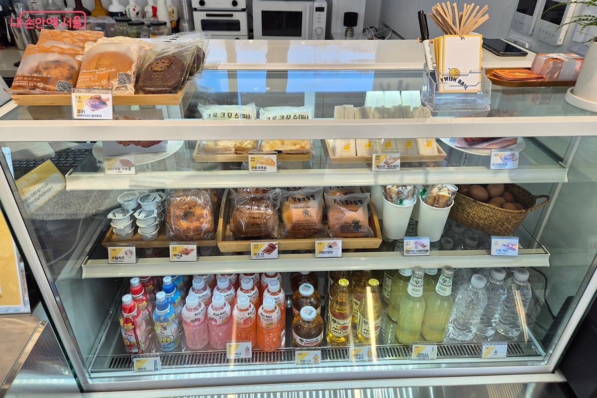 커피와 함께 즐길 수 있는 다양한 음료와 간식들 &copy;이혜숙