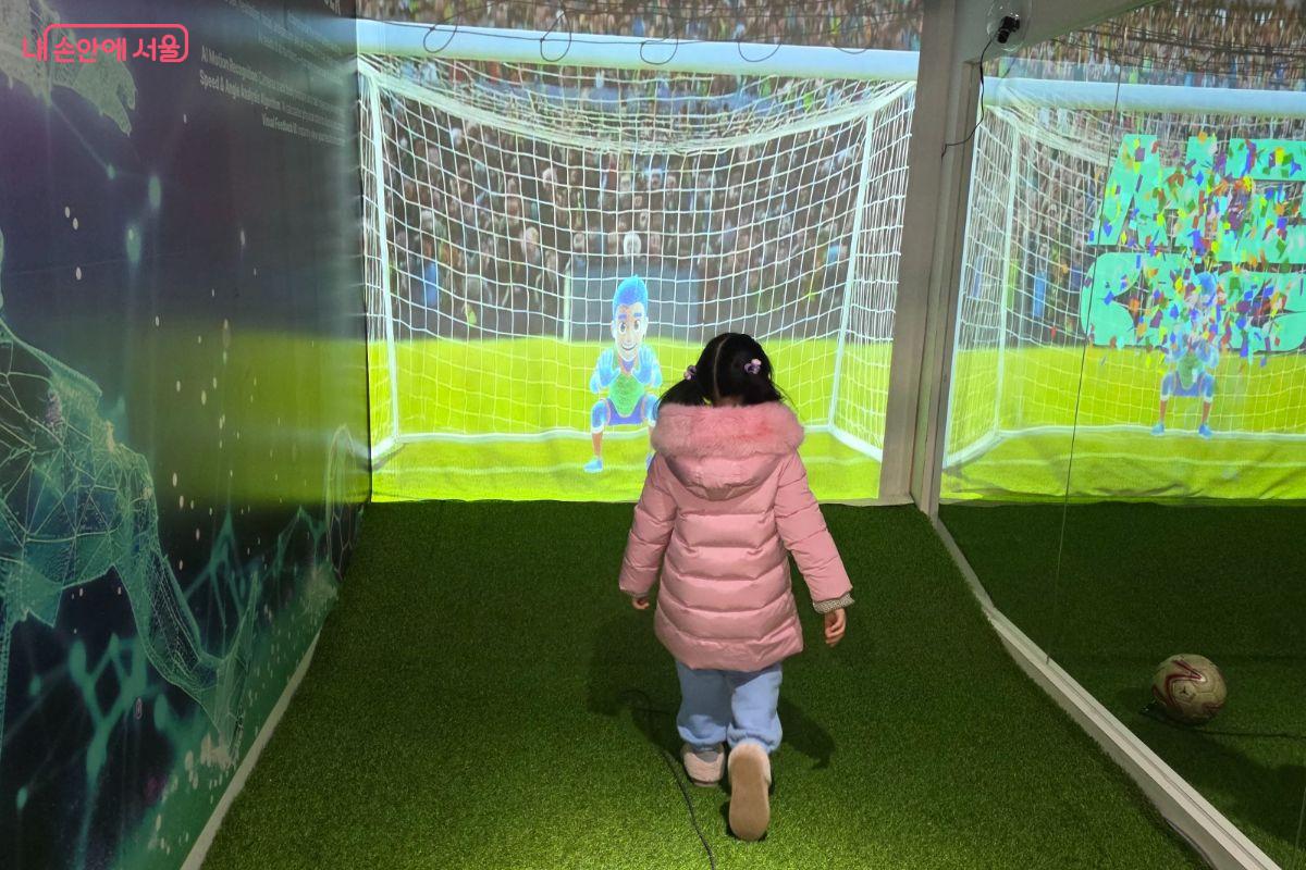 벽면에 달린 AI 카메라가 공을 차는 사람의 동작을 감지해 공의 흐름을 파악할 수 있다.