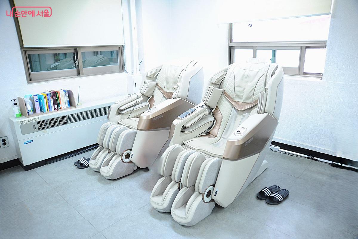 쉼터에 설치된 전신 마사지기 &copy;조수봉