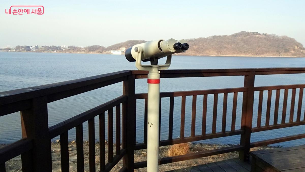 강서한강공원과 고양시 행주산성 일대가 잘 보이는 전망대 ⓒ김종성