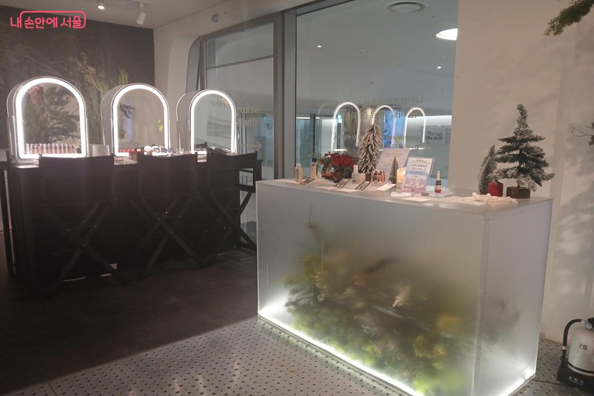  전시된 제품들을 직접 테스트해 보는 메이크업바 &copy;최은영 