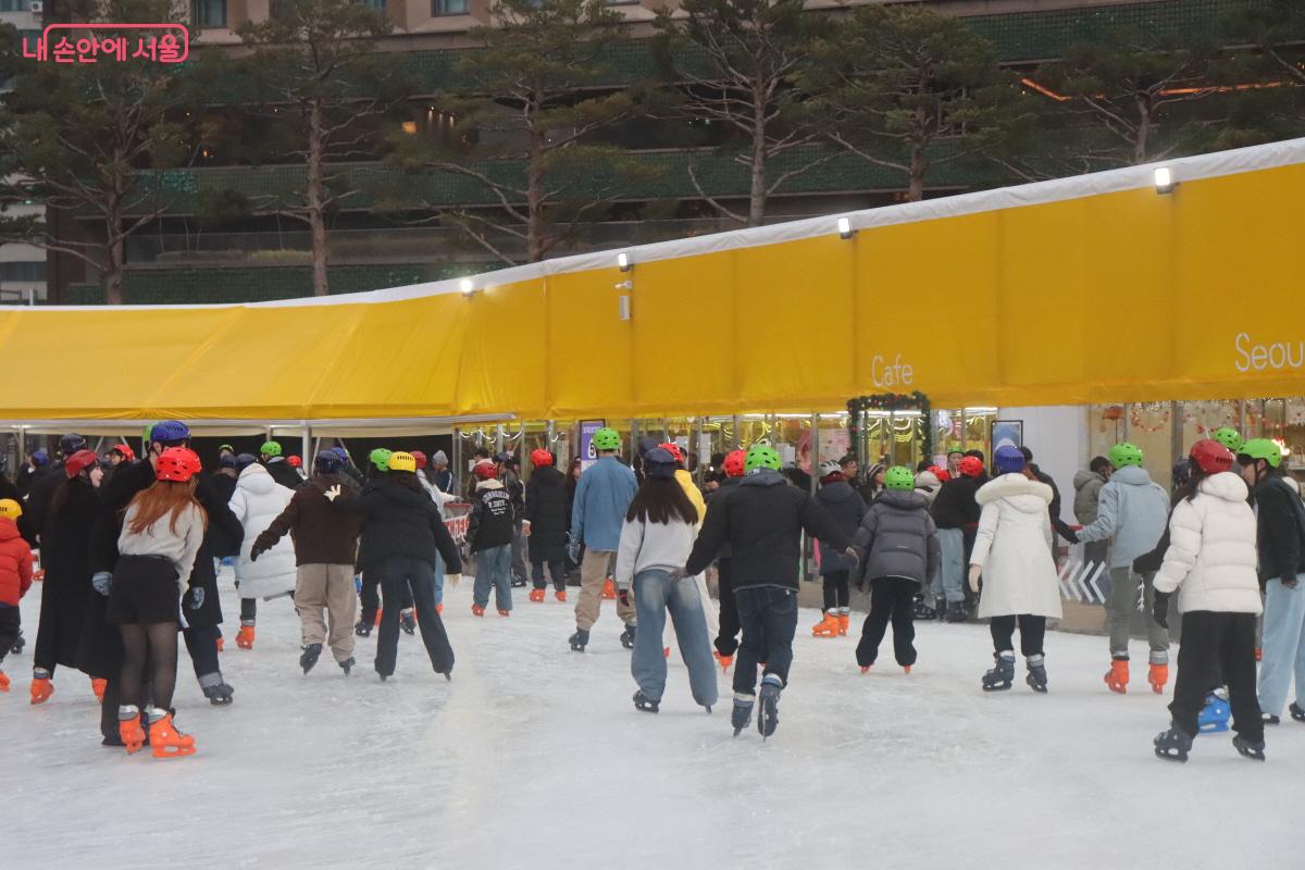 서울광장 스케이트장의 모습. &copy;조송연