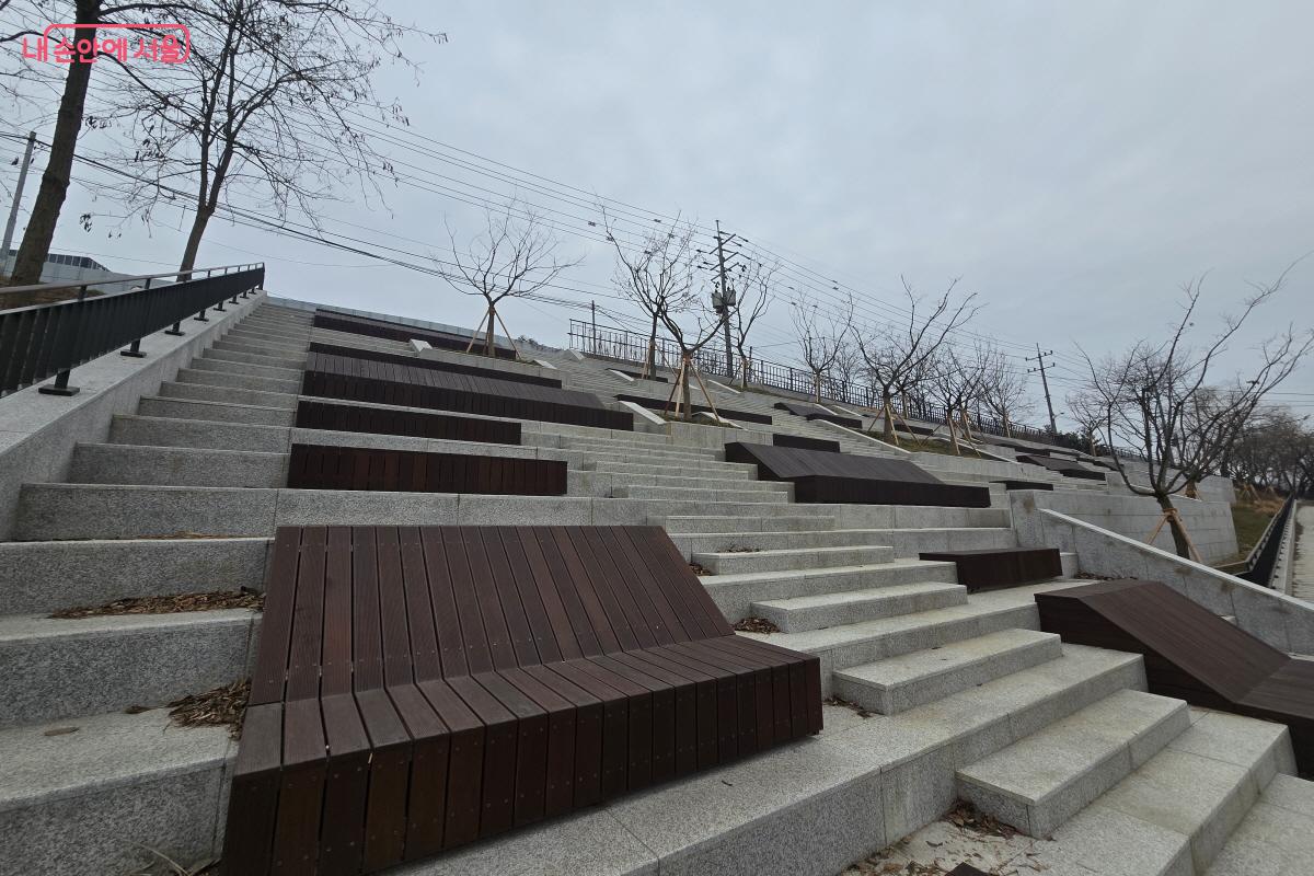 고덕천 라운지에 조성된 수변 데크 공간 &copy;조수연
