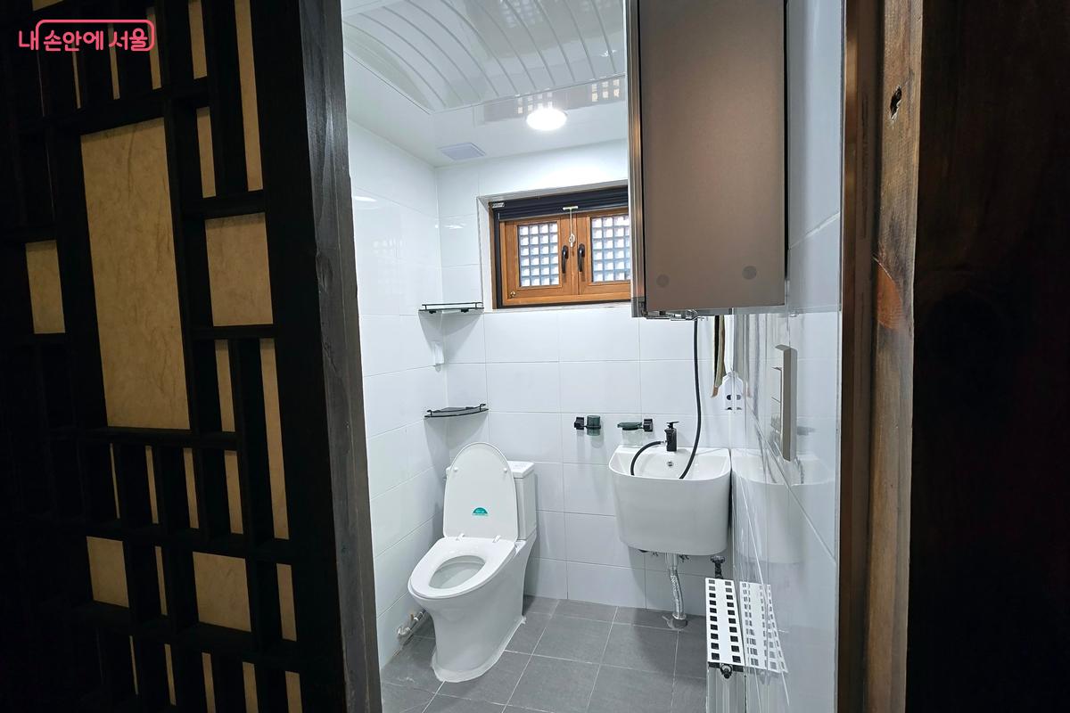 화장실에는 비데가 설치돼 있다. ©김윤경