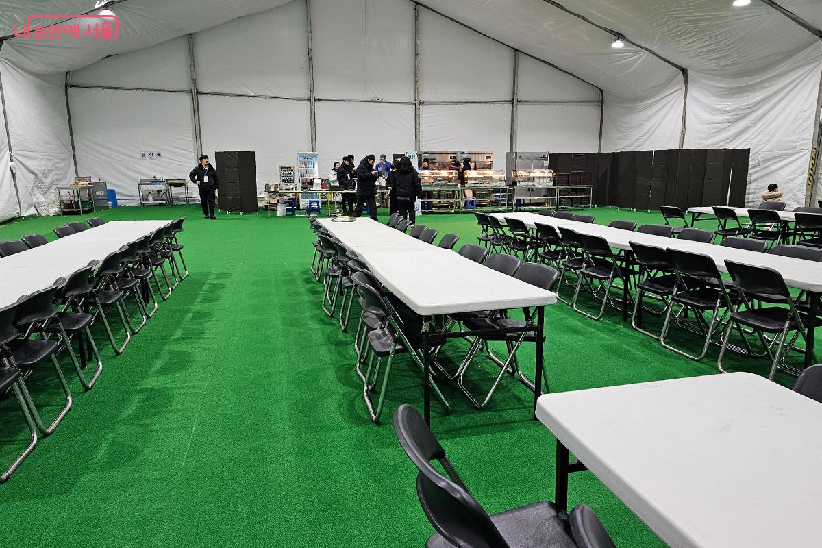 대형 천막 안에 마련된 공간에서 편안한 휴식과 유쾌한 공연을 즐길 수 있다. &copy;이혜숙