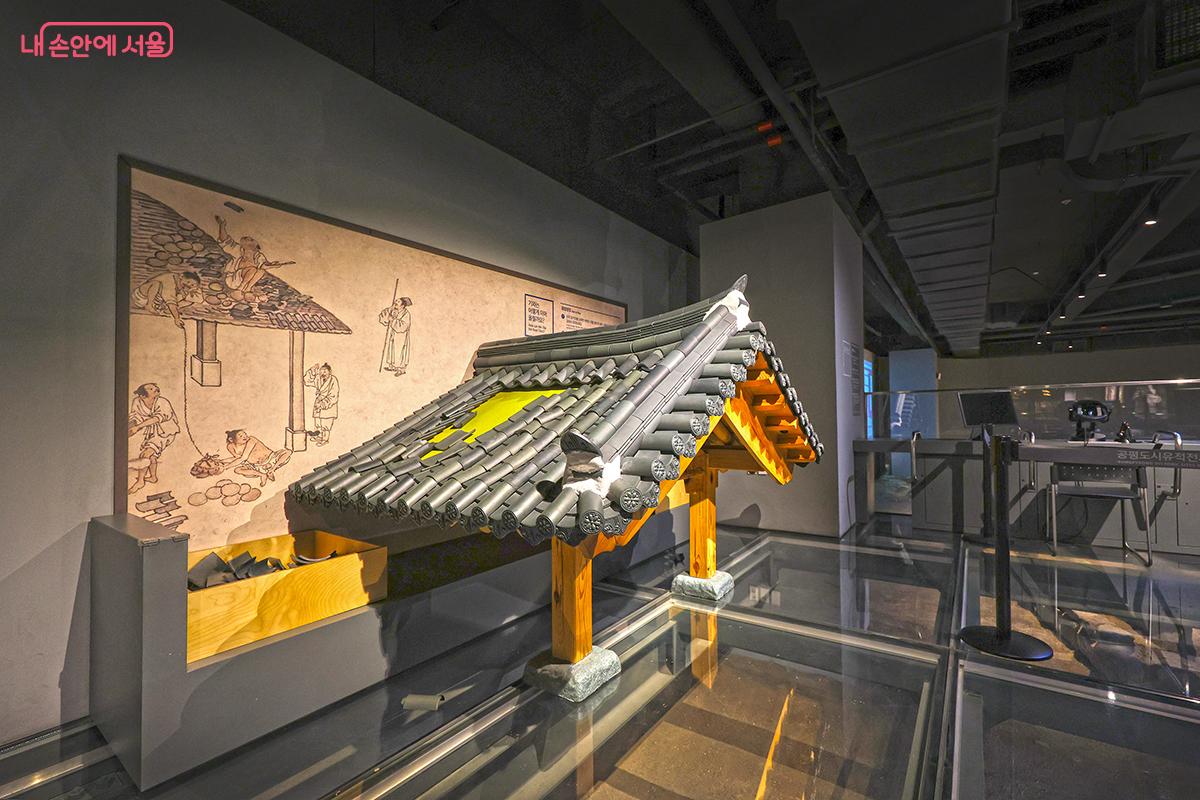 기와를 쌓는 방법을 모형을 통해 생생히 알아볼 수 있도록 했다. &copy;김주연