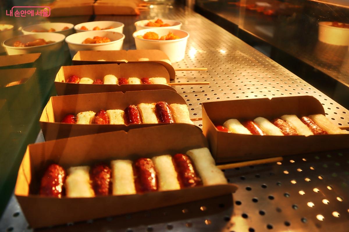 아이들이 좋아하는 핫도그와 피자, 소떡소떡 등 다양한 간식들이 준비돼 있다. &copy;정향선