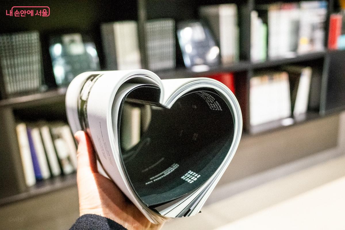 사진미술관 전시회 도록은 1층 포토북 카페와 4층 포토라이브러리에서 찾아볼 수 있다. &copy;이진형