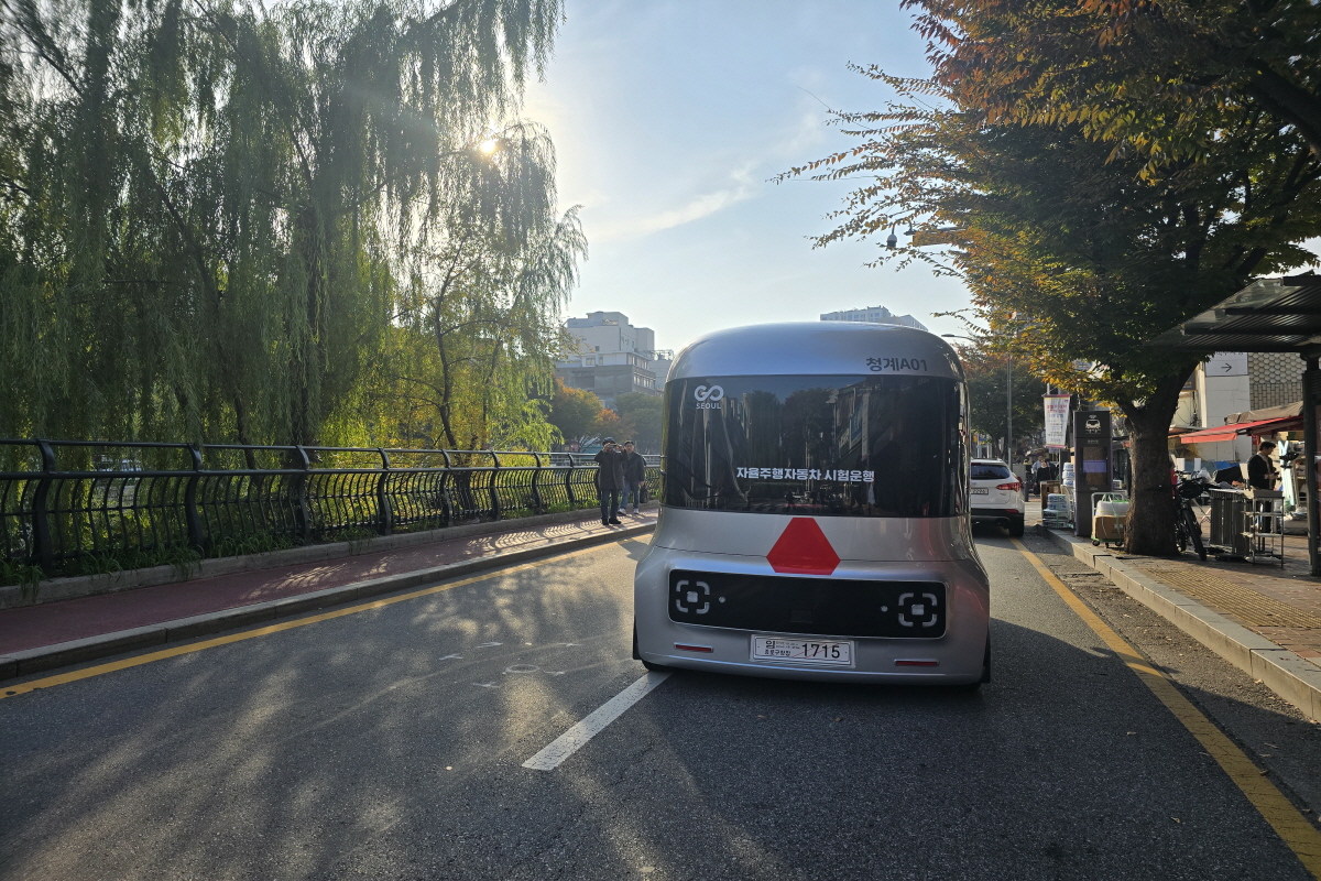 서울시는 2025년 9월부터 청계천과 광장시장을 순환하는 자율주행버스를 운행하고 있다. ©조송연