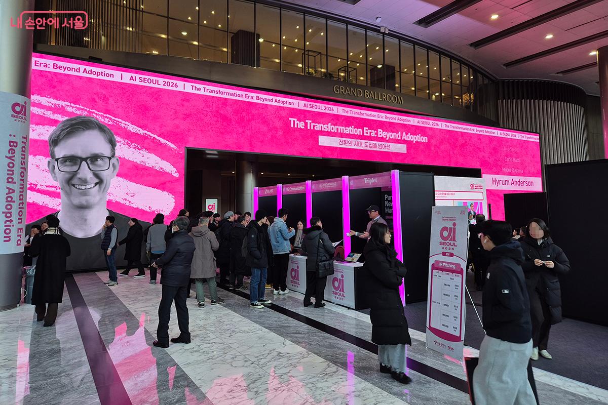 세계적인 AI 석학과 산업 리더들이 참여한 ‘AI SEOUL 2026’가 코엑스 그랜드볼룸에서 열렸다.