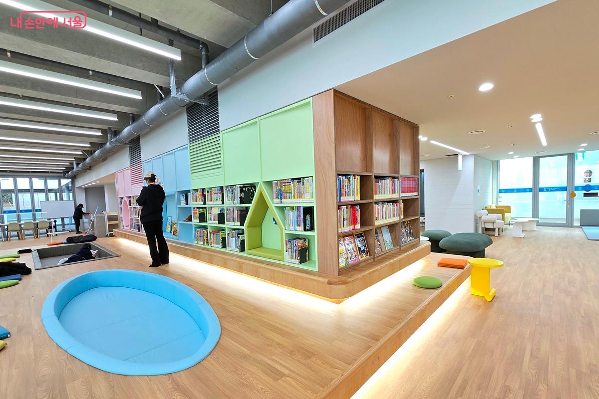 자유롭게 누워서 책을 볼 수 있는 공간 ©김윤경