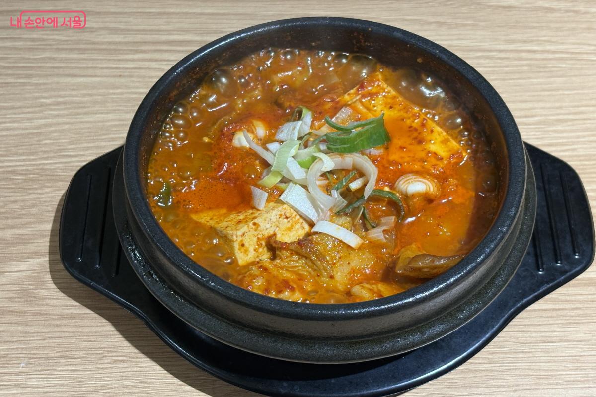 뚝배기 속에서 보글보글 끓어오르는 김치찌개 &copy;조수연