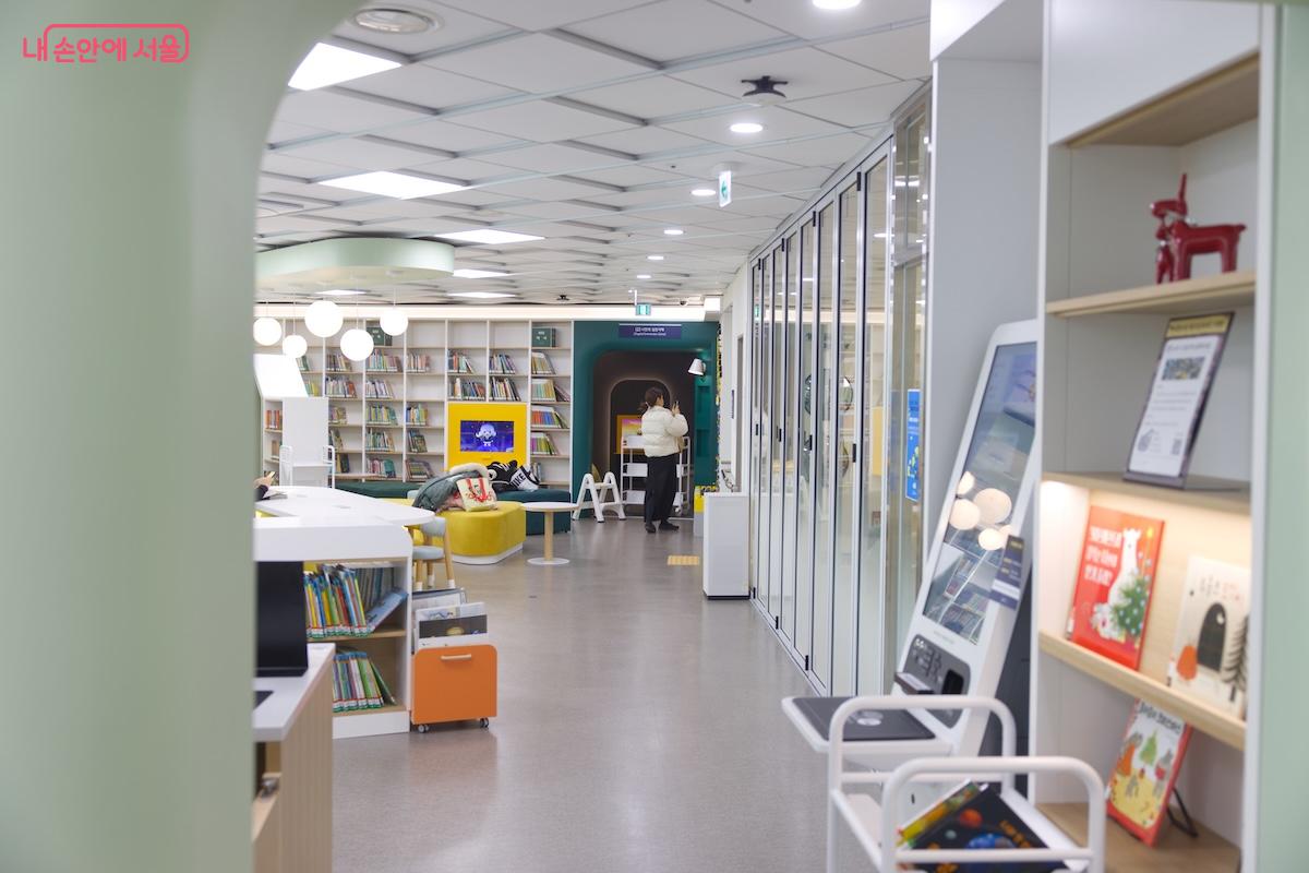 전국 최초 인공지능(AI) 기반 라이브러리 시스템을 갖춘 도서관이다. &copy;임중빈