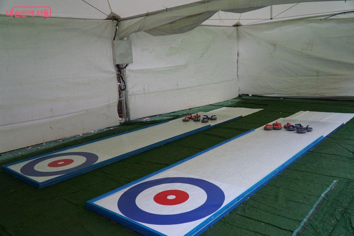  한쪽에 운영 중인 겨울 스포츠 코너, 컬링을 체험할 수 있는 공간 &copy;홍혜수