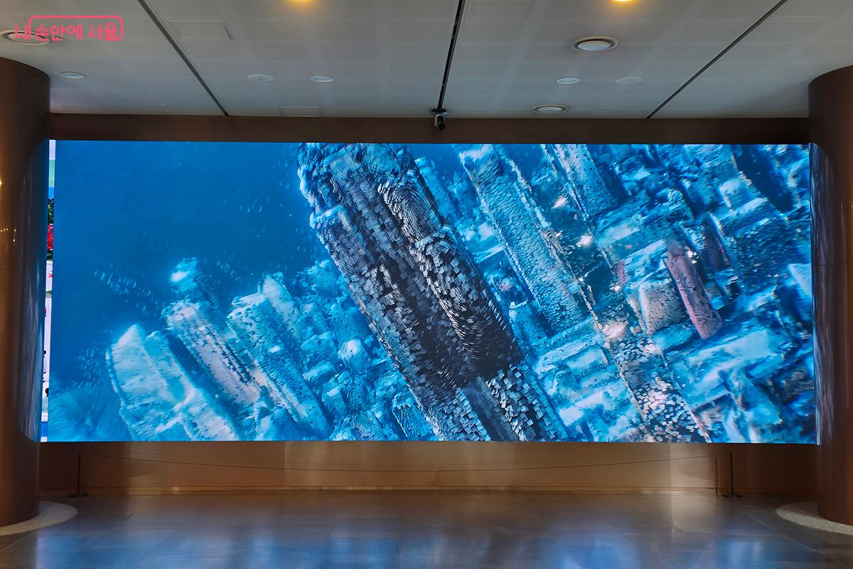 마치 심연 속을 여행 하듯, 작품은 바다 속의 아틀라스를 찾아가는 여정처럼 보는 이를 신비로움 속으로 안내한다. &copy;이혜숙