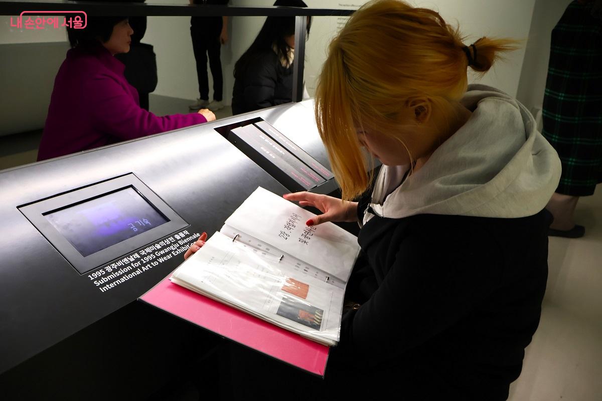 패션 디자이너가 꿈이라는 한 관람객이 작가의 작품과정을 상세하게 살펴보고 있다. &copy;이봉덕