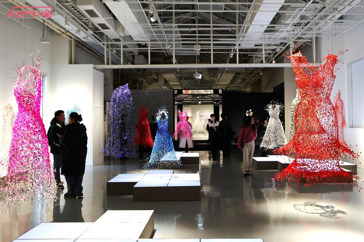 설치 작업이 그림자와 어우러져 마치 춤을 추듯 배치되었다. &copy;이봉덕