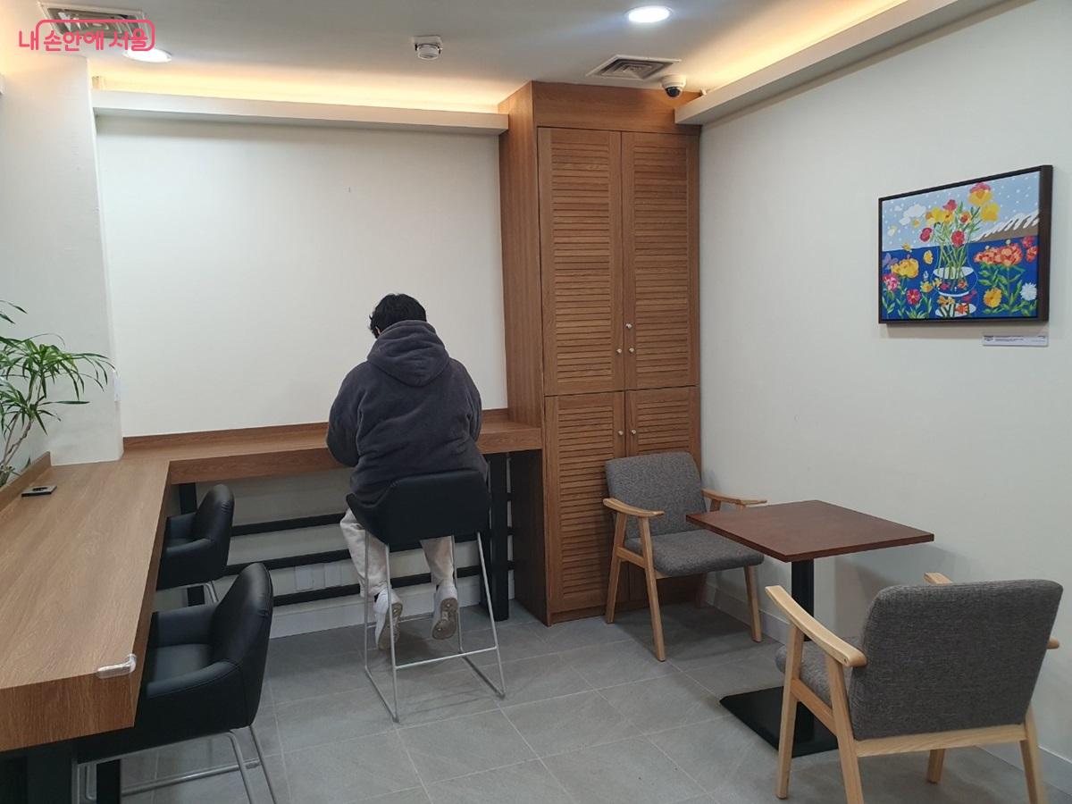 아늑한 카페 같은 분위기로 조성된 ‘종각스마트쉼터’ 내부 ©엄윤주