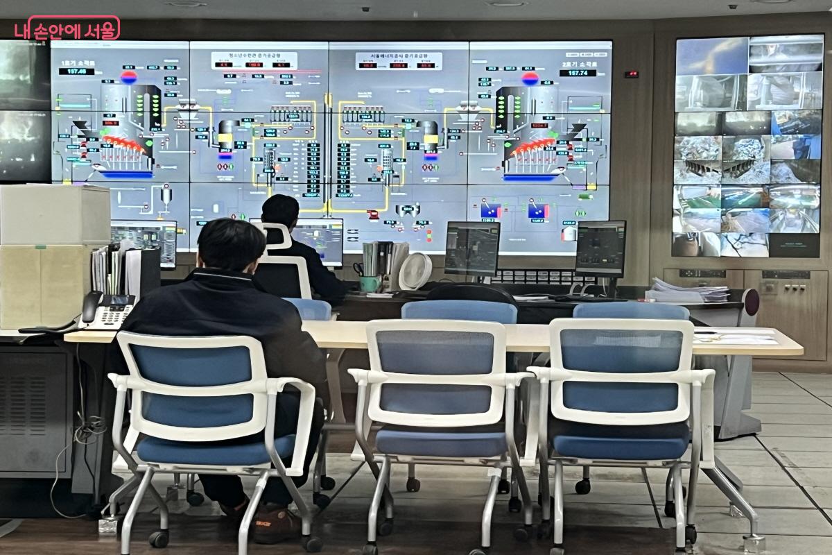 중앙제어실. 자원회수시설의 모든 설비를 감시, 제어, 지시하는 곳이다. &copy;박지영 