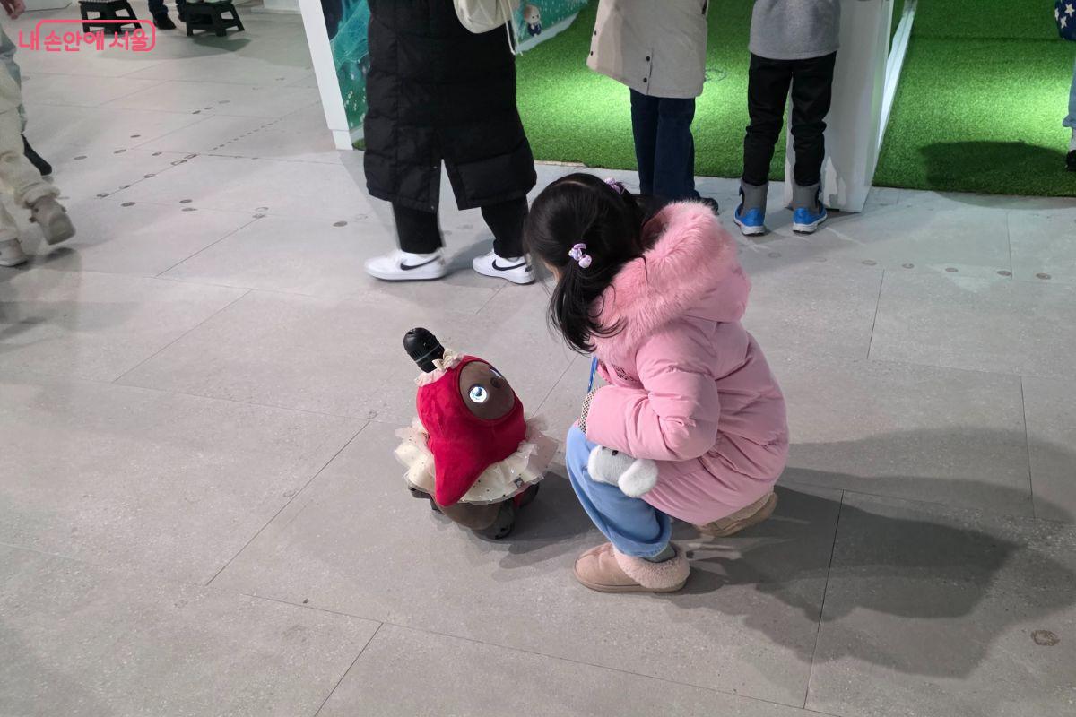 자유 체험 시간에 러봇은 아이들에게 단연 인기가 많았다.