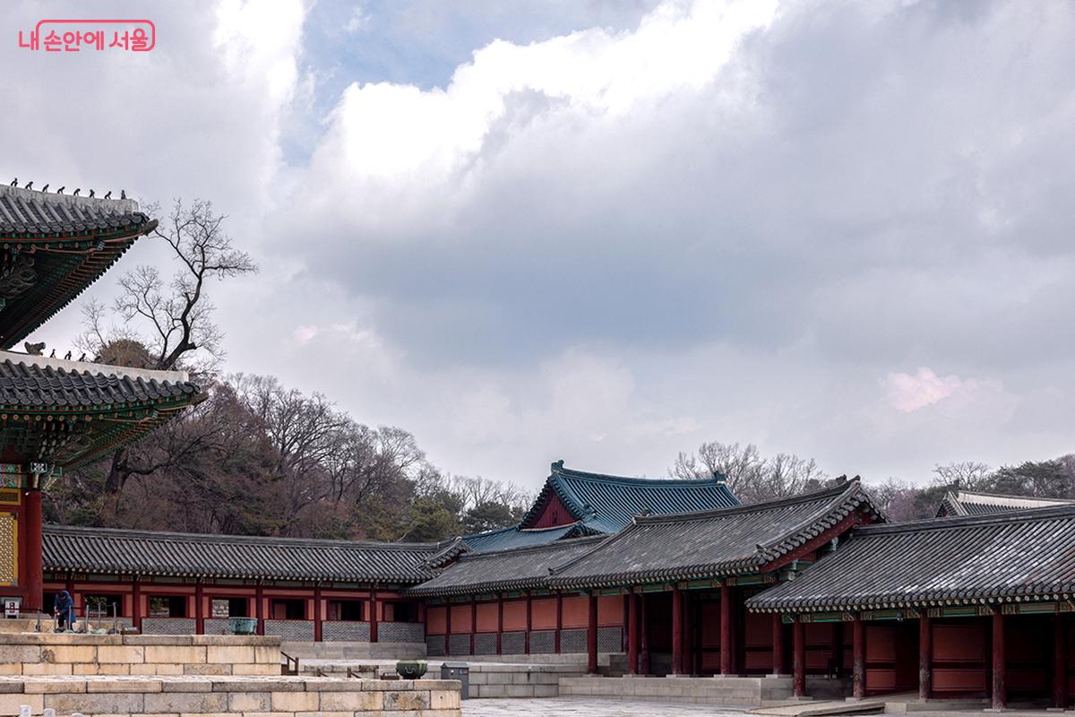 청기와가 보이는 인정전 일대 전각과 흐린 하늘 ©장신자