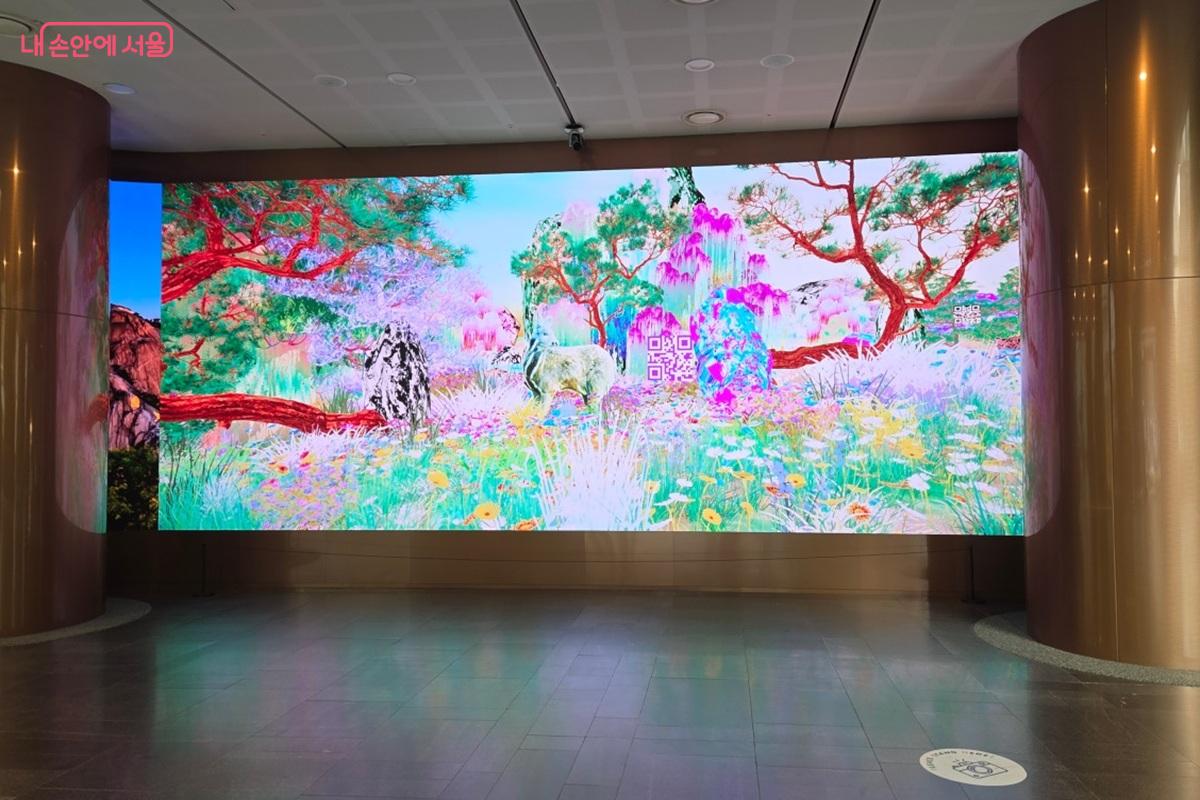 미디어 아티스트 김보슬 작가의 작품을 상영 중인 서울시청 본관 1층 미디어월 &copy;이상돈