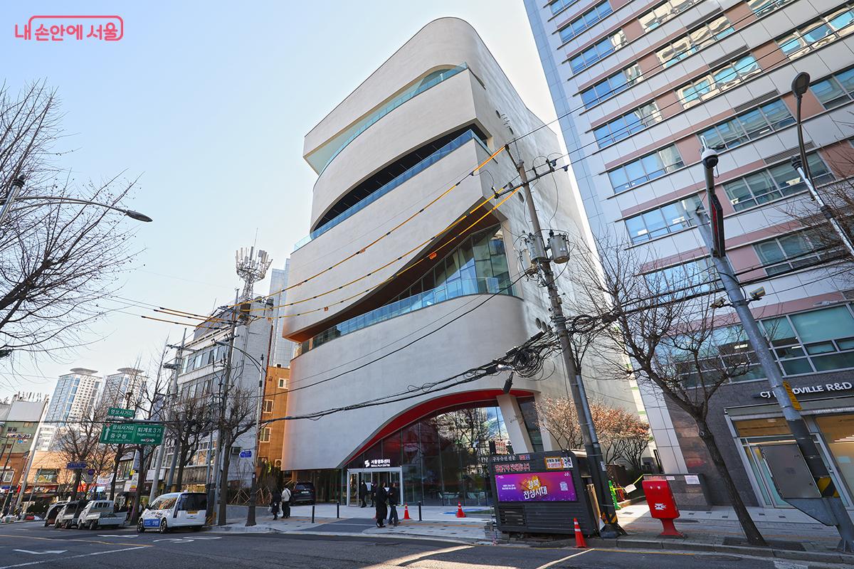 충무로에 들어선 서울 영화센터 건출물 모습 &copy;김주연