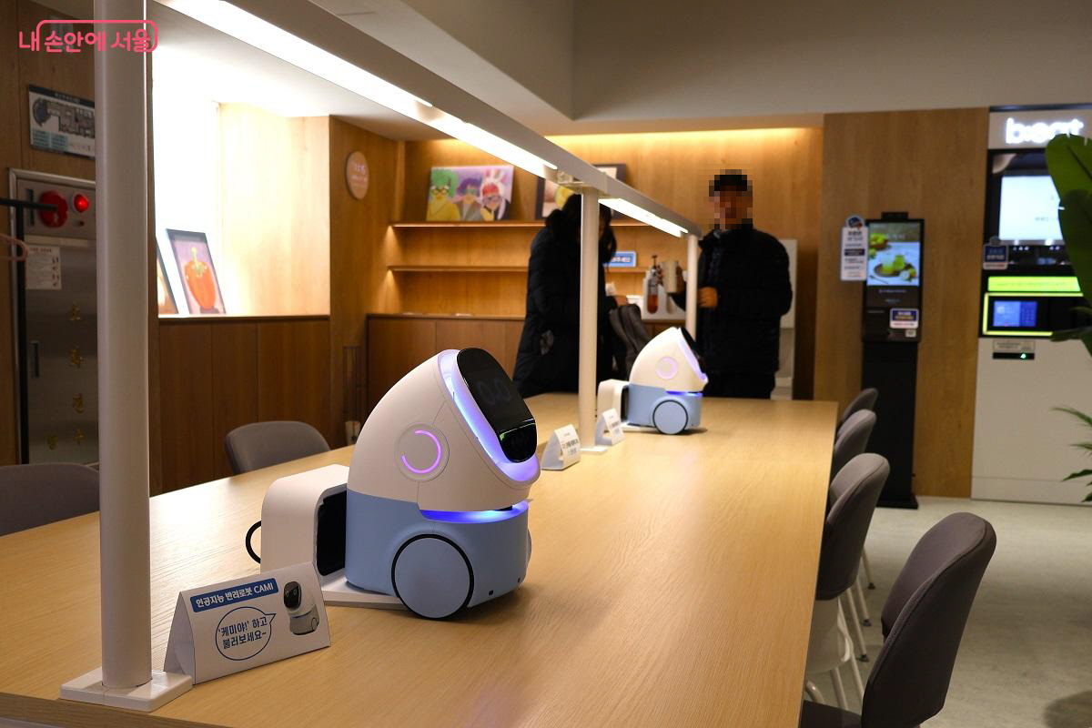 인공지능 반려로봇 CAMI와 친구처럼 안부를 물으며 대화할 수 있다. ©이봉덕